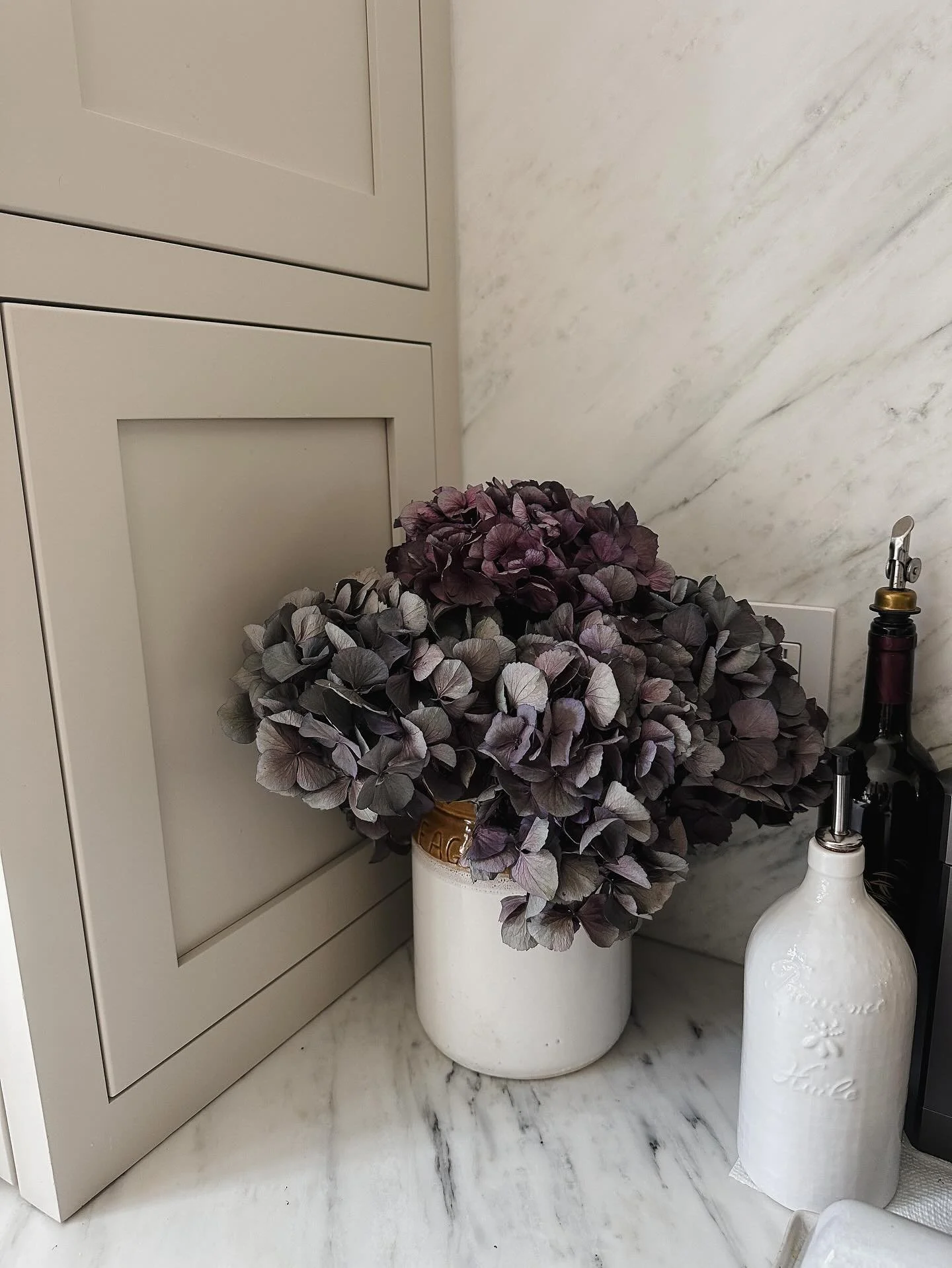 I know it&rsquo;s early but little bits of fall are making an appearance around our home. 

This is the only time I&rsquo;ll decorate with faux stems as I just don&rsquo;t like the feel but found some good ones this season and these dried hydrangea f