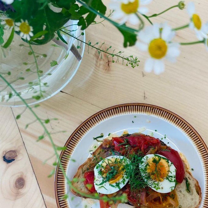 Our slow roasted vine tomatoes piled on top of toasted sourdough by @_frankbread with a cheeky boiled @woodlandsfarmeggs on top. Our simple menu is pretty much split down the middle between plant based/vegan &amp; vegetarian food made in our kitchen 