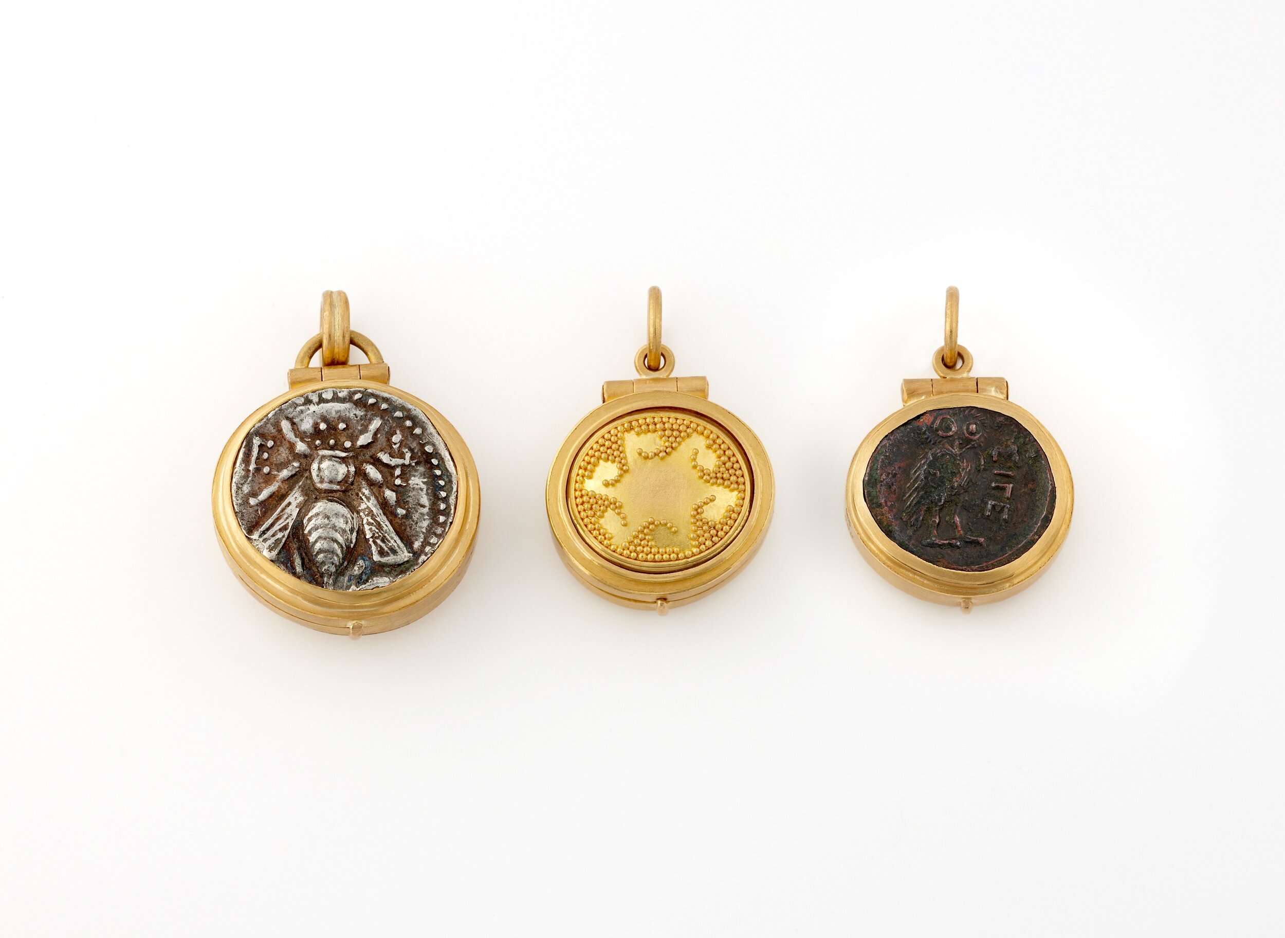 Drei Medaillons mit antiken Münzen. 900/- Gold
