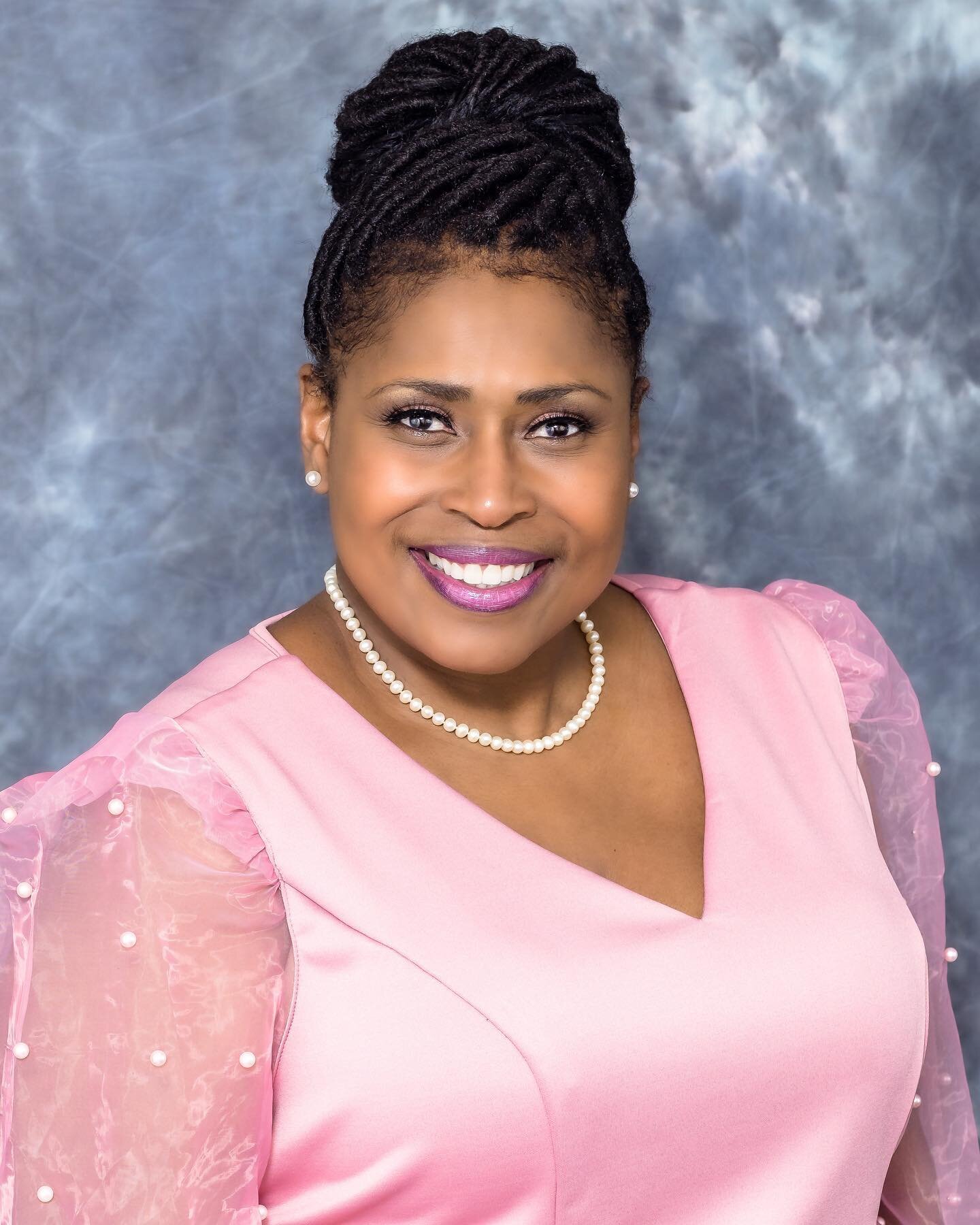 Feeling pretty in pink and pearls as I join the Communications Team of Alpha Kappa Alpha Sorority, Inc., South Eastern Region. Pose for the 📸, click. 💚💕💚💕💚
#AKASouthEastern #ThePowerOfUs #AKA1908 #AlphaBetaXiOmega #SisterhoodandService