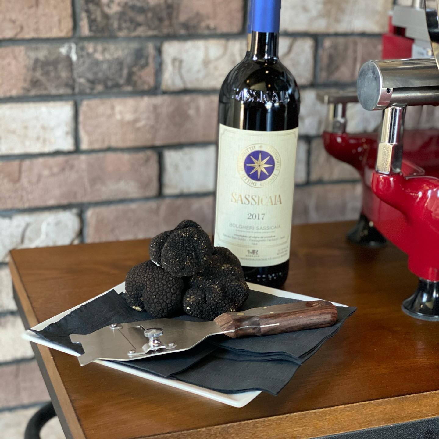 Fresh black truffle on special this week!
#piccolaosteria #italianfood #blacktruffle #shavedtruffle #santaclarita #scveats