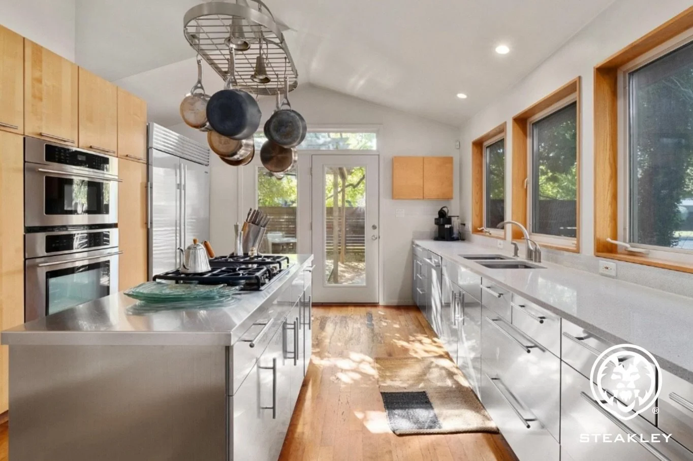 Mid-century modern living in the heart of Tarrytown.

Known as the Bridle Path House, this timeless 3 bed, 2 bath home blends classic architecture with thoughtful modern updates. Expansive wood-framed picture windows, striking masonry, and open livin