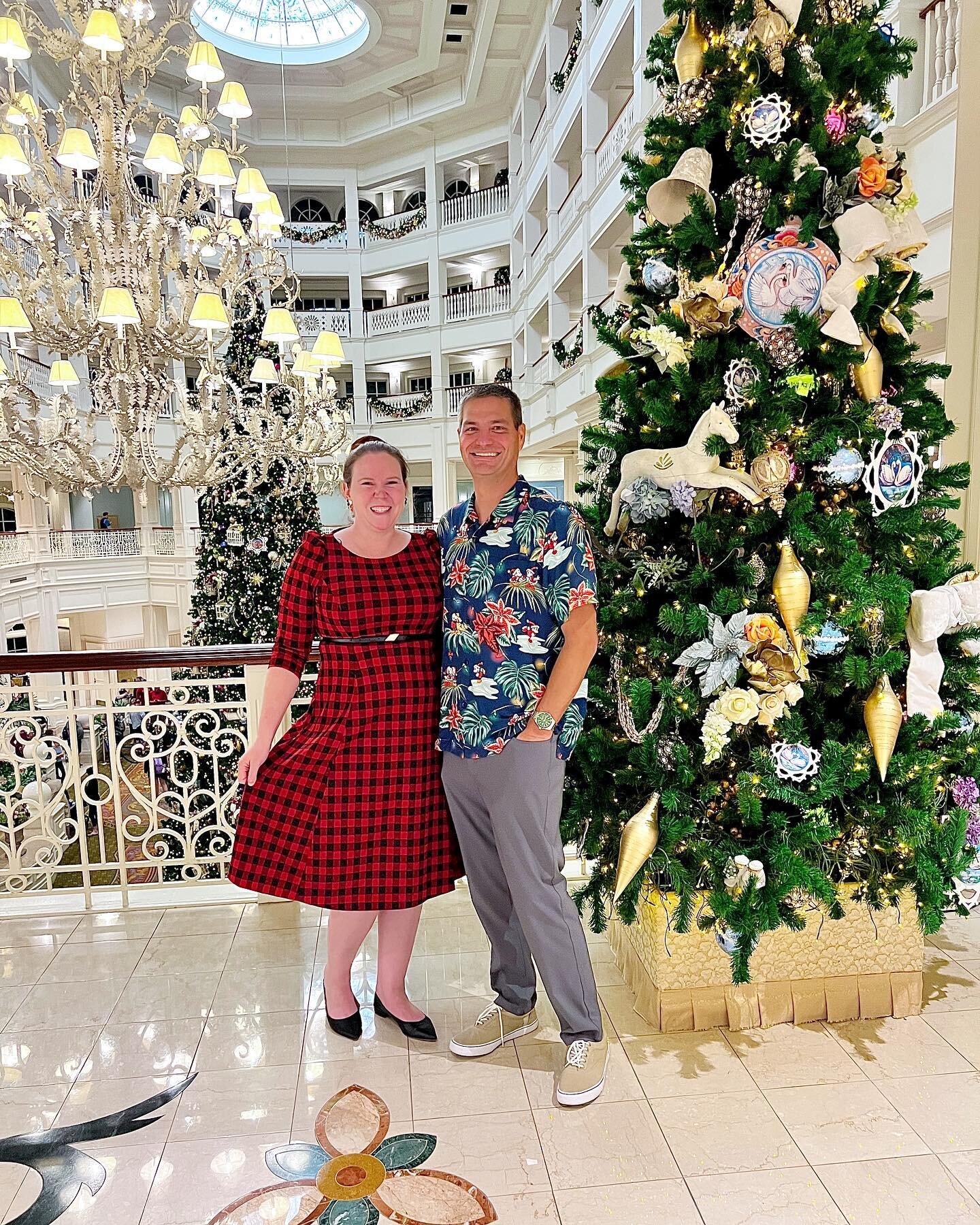 🎄Merry Christmas from the DINKs! ❤️
We are taking some time off to relax with family and reset for 2023. Hope everyone has some quality downtime and magical memories.
.
.
.
#disneycreators #disneycouple #dvcmembers #disneyresorts #grandfloridianreso