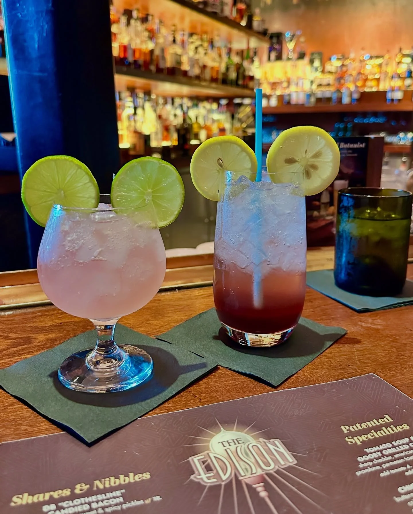 🍾 Looking for a roaring good time at @disneysprings? Make sure to check out @theedisonfla! (Hosted) This spot has been a go-to for us over the years whether popping in for a quick drink, a meal, or enjoying live entertainment! (PS the new crab dip o