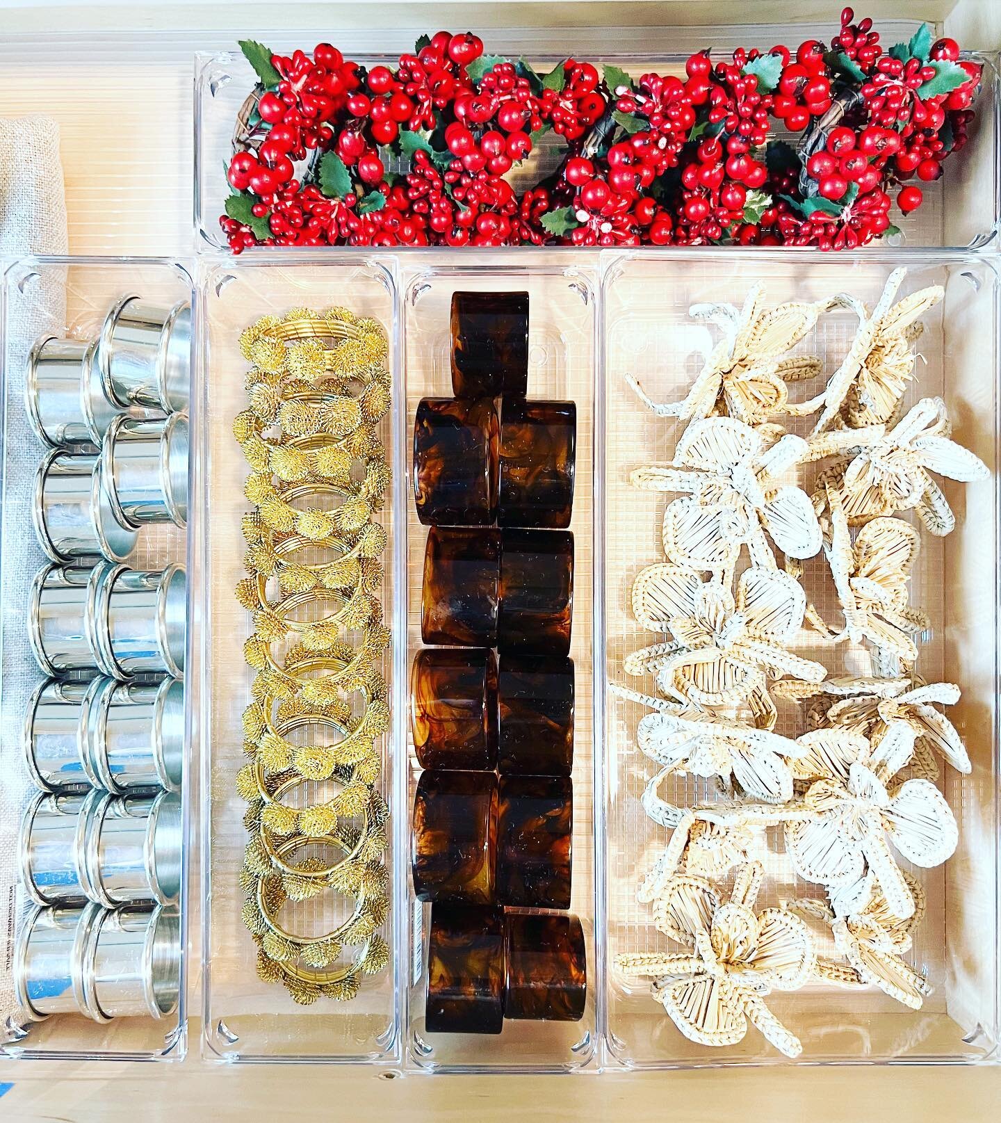 ✨ r i n g s ✨
Are you hosting any holiday parties this season? Get all of your accessories organized with our favorite drawer inserts from @thecontainerstore!
