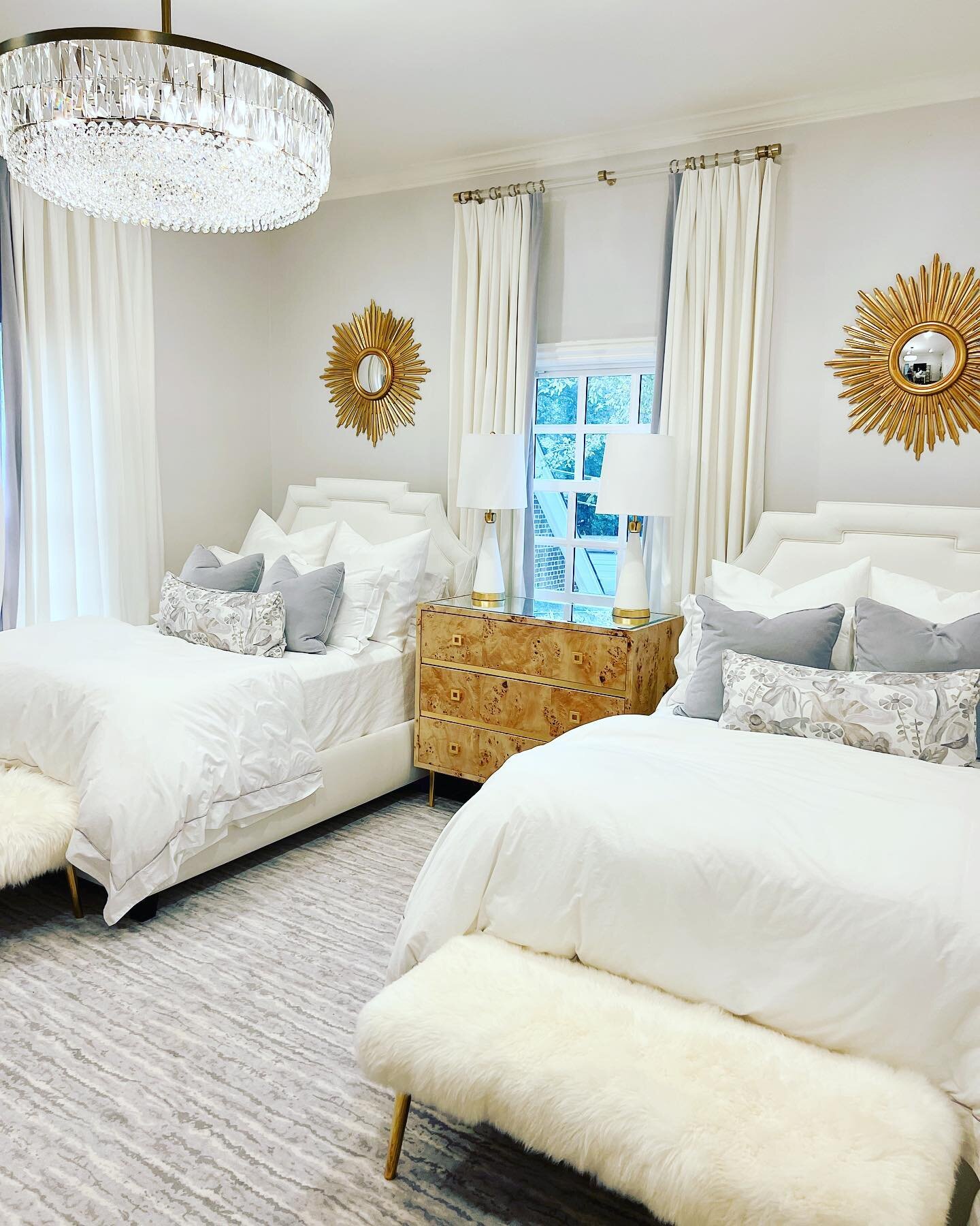 ✨ g u e s t ✨
Is your guest room ready for company? Get everything in top shape in time for the holidays! We can help 💫