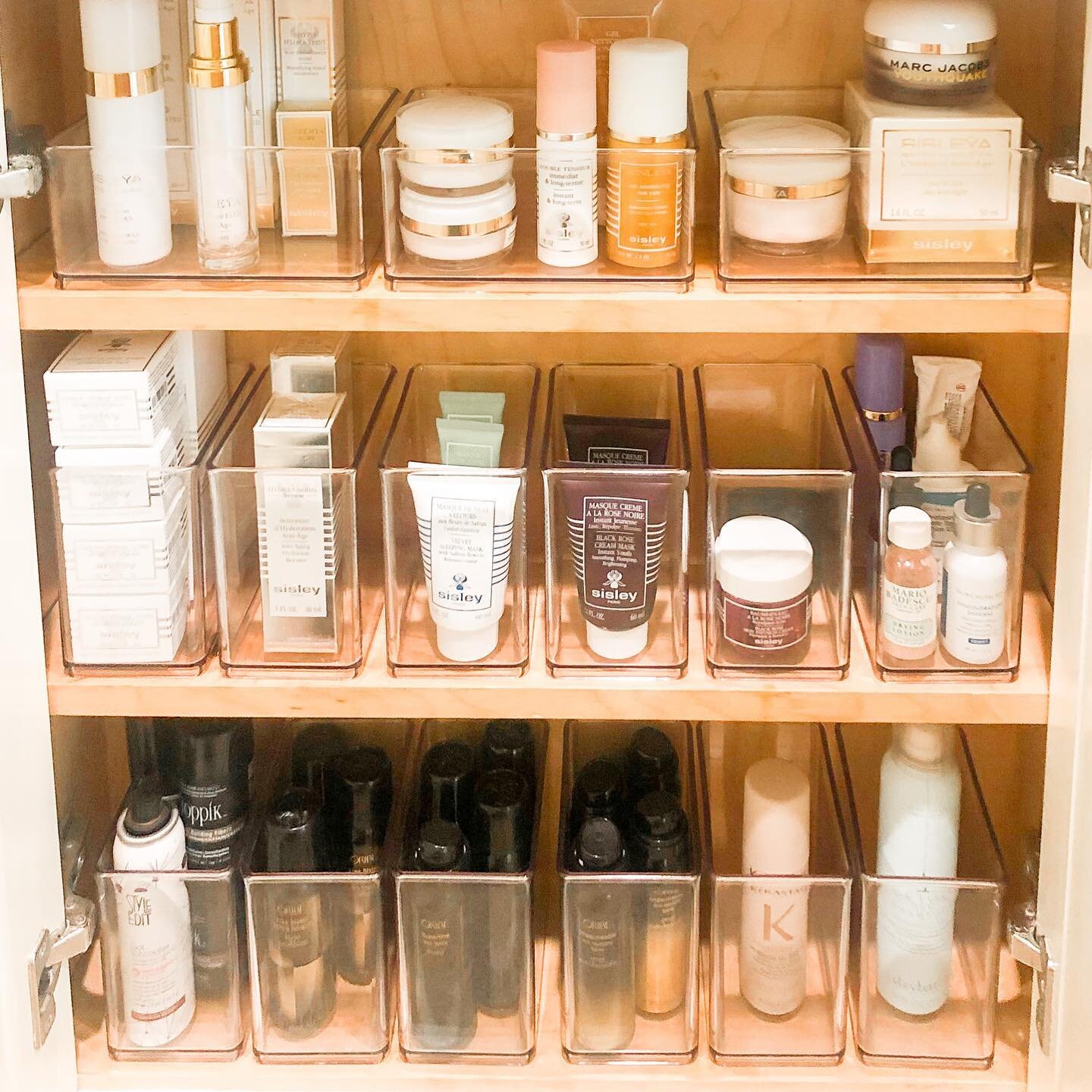 ✨ p r o d u c t ✨
Keep all of your bathroom items stocked using containers that fit the space perfectly. We can help you with any space in your home (or office!) 💫