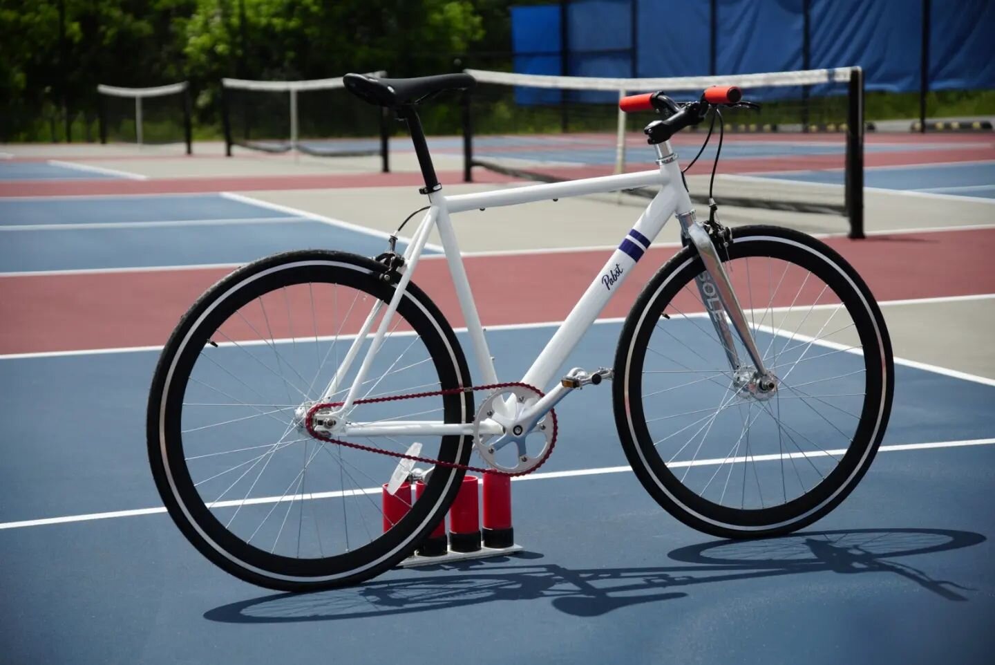 WIN THIS BIKE! It's a Pabst bike on a #pickleball court! Say that ten times fast 🎉

Our friends at @pabstblueribbon love bikes as much as we do and are giving away this sweet singlespeed as part of our Valley of the Giants raffle tonight. 

Head on 