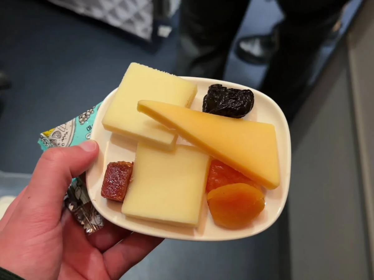 delta-one-a350-900-fruit-dessert