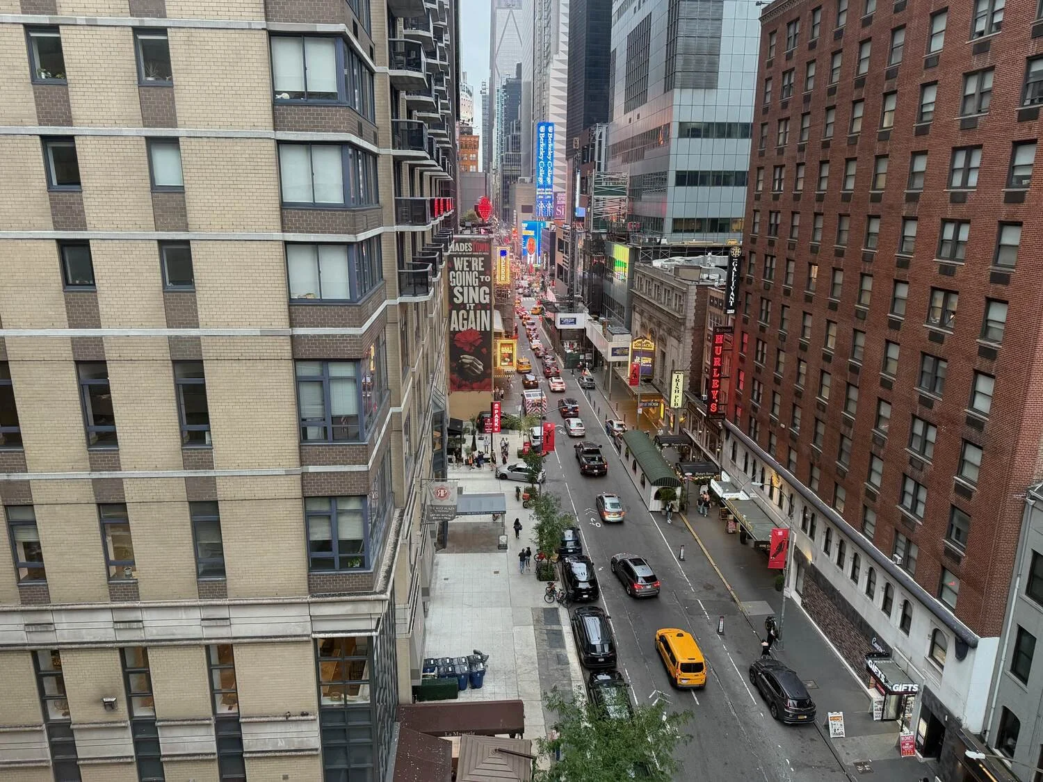 kimpton-theta-new-york-corner-king-room-times-square-street-view