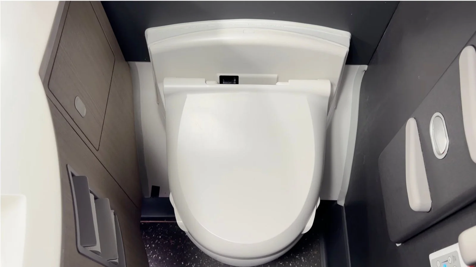 japan-airlines-a350-1000-business-class-lavatory-toilet