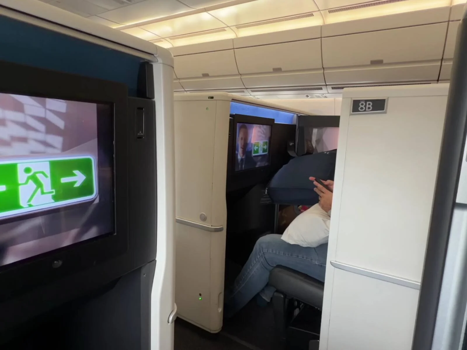 delta-one-a350-cabin-suite-8b-door