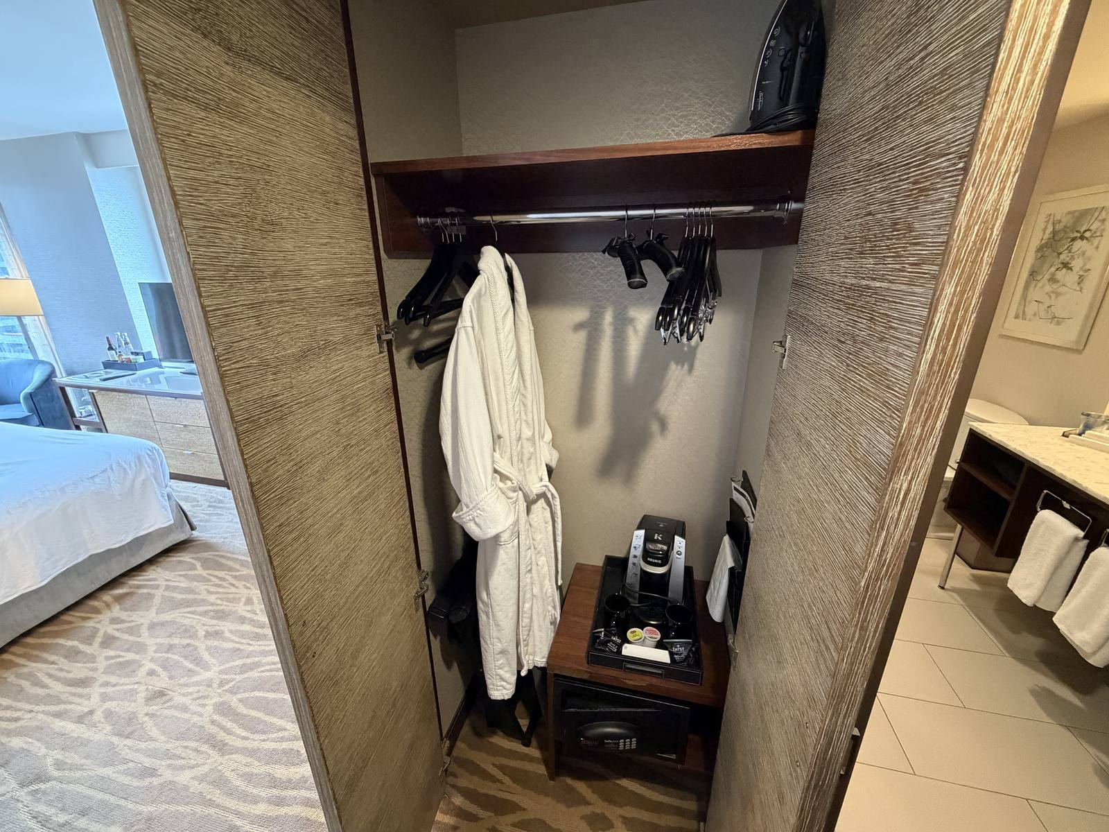 intercontinental-new-york-times-square-king-premium-corner-closet-robe-coffee-safe