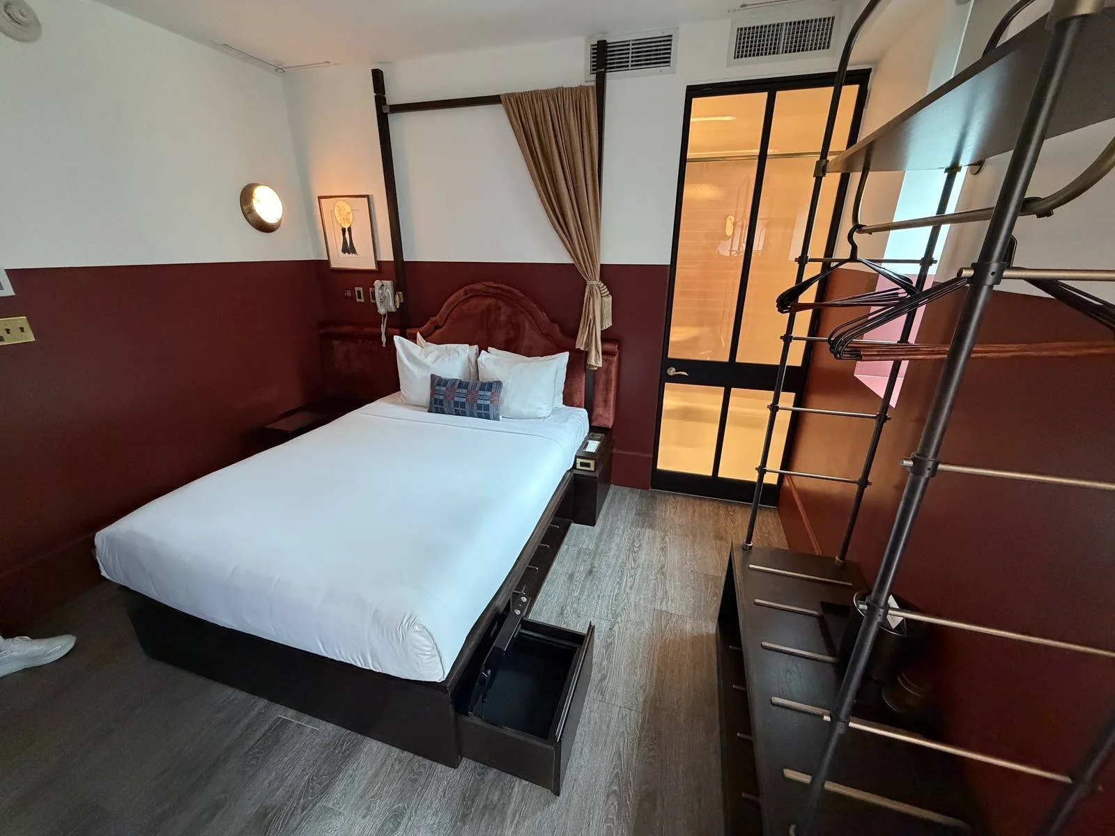 civilian-hotel-new-york-spacious-queen-room-bed-overview-staircase