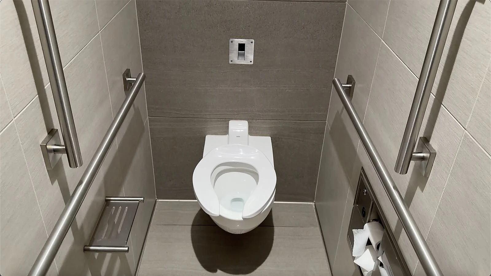 delta-one-lounge-sea-restroom-toilet-stall.jpg