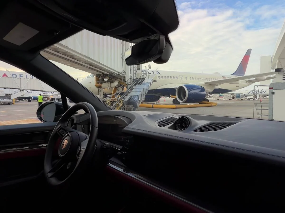 delta-one-sea-porsche-cayenne-tarmac-transfer-exterior