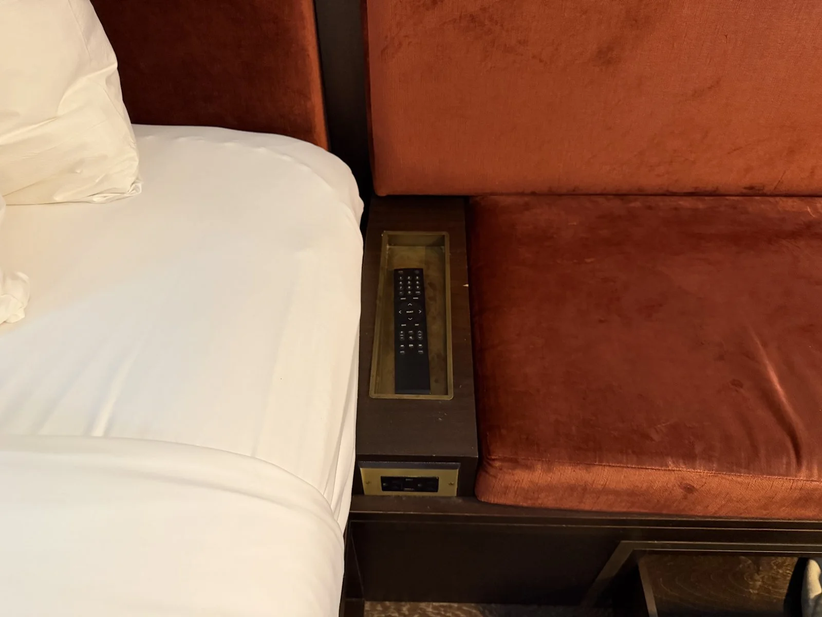 civilian-hotel-new-york-spacious-king-room-bench-remote-control