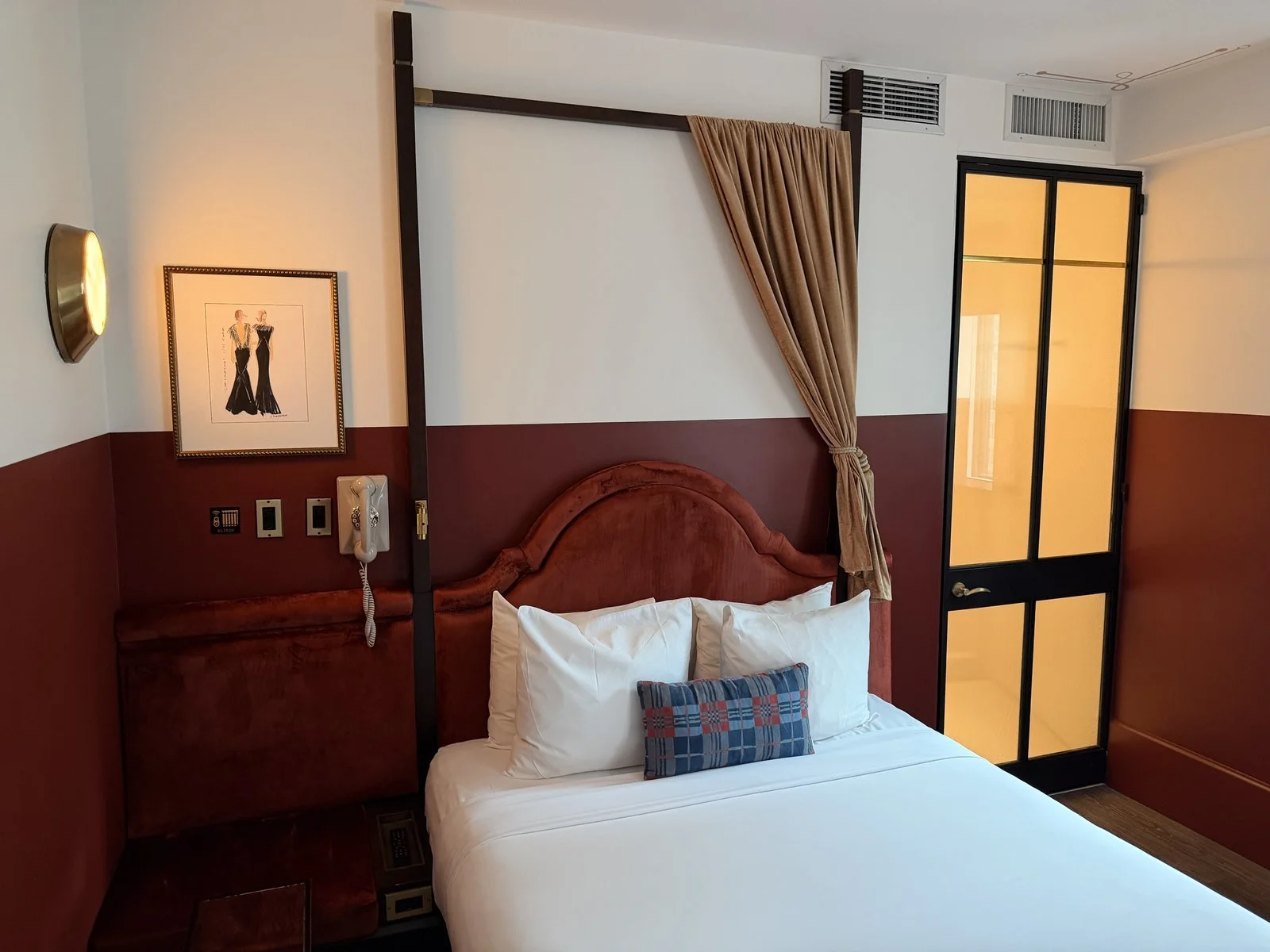 civilian-hotel-new-york-spacious-queen-room-headboard-pillow-detail