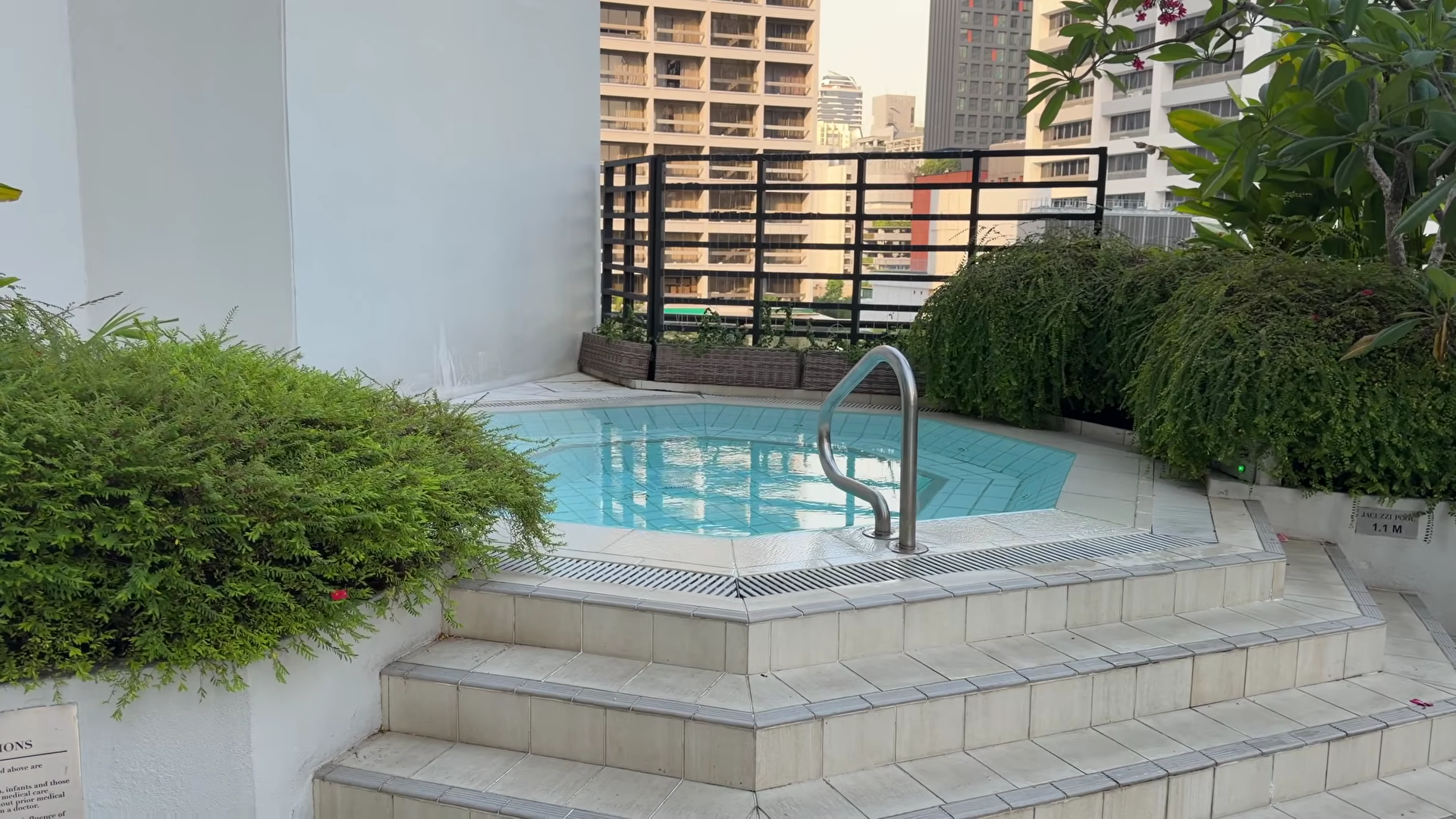 Four Seasons Singapore corner jacuzzi