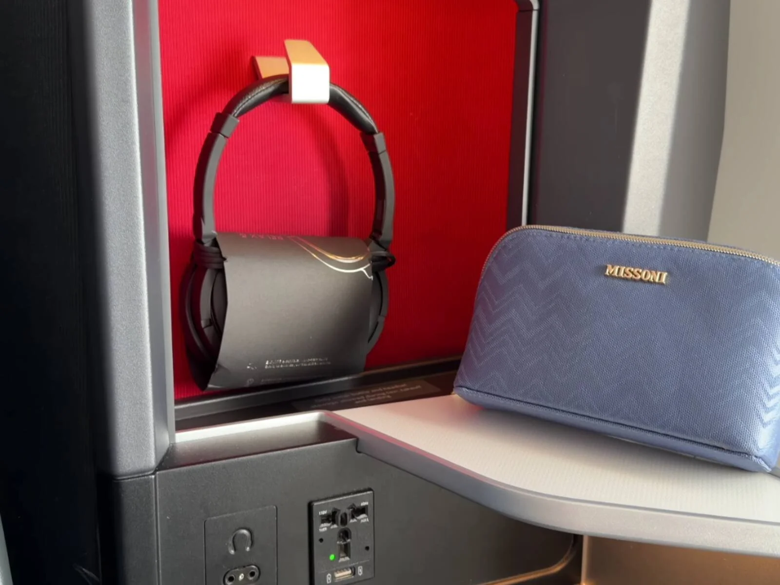 delta-one-a350-amenity-kit-headphones-suite