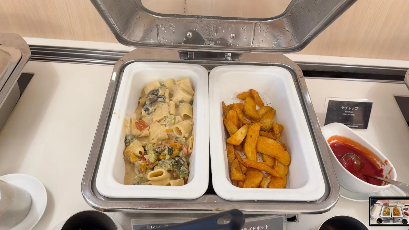 japan-airlines-sakura-lounge-sky-view-pasta-and-fries-station