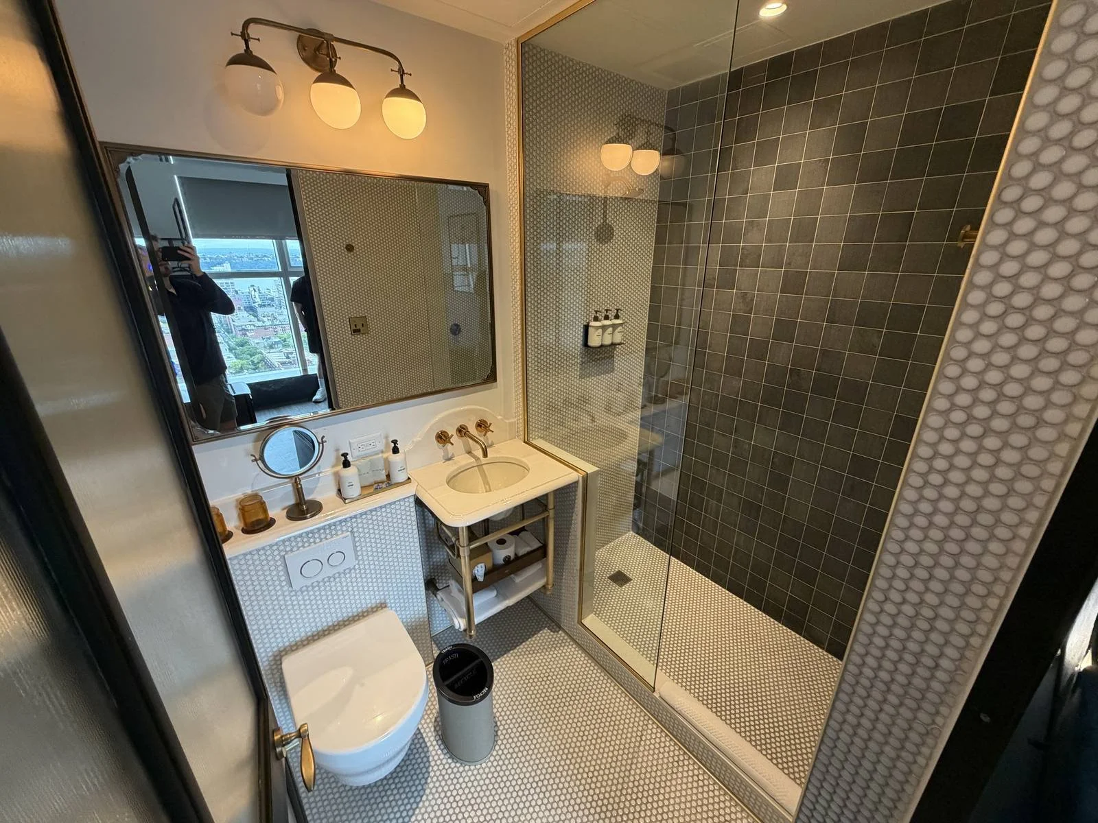 civilian-hotel-new-york-spacious-double-double-beds-room-bathroom-overview-b