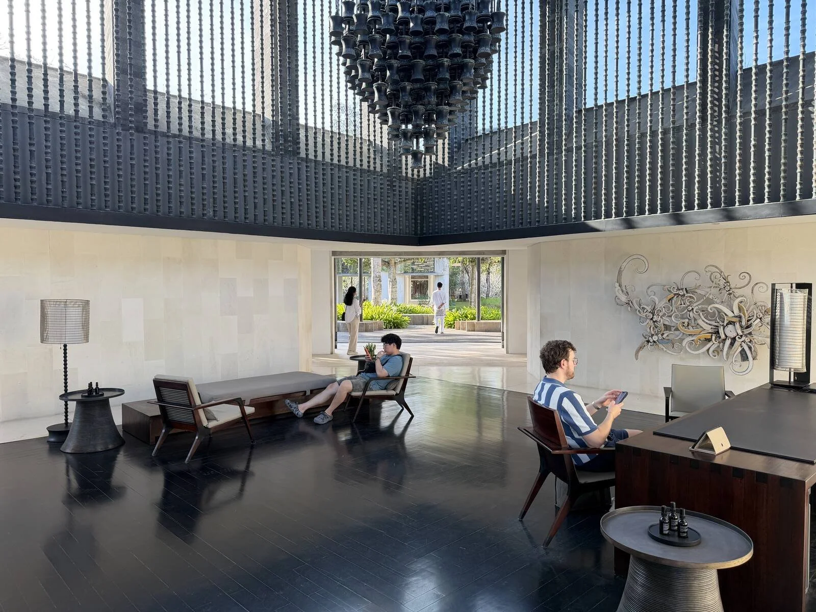 alila-villas-uluwatu-resort-reception-chandelier-dark-wood-floor