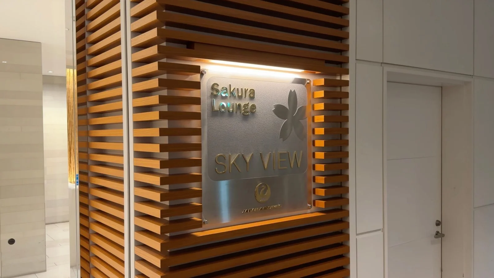 japan-airlines-sakura-lounge-sky-view-entrance-signage