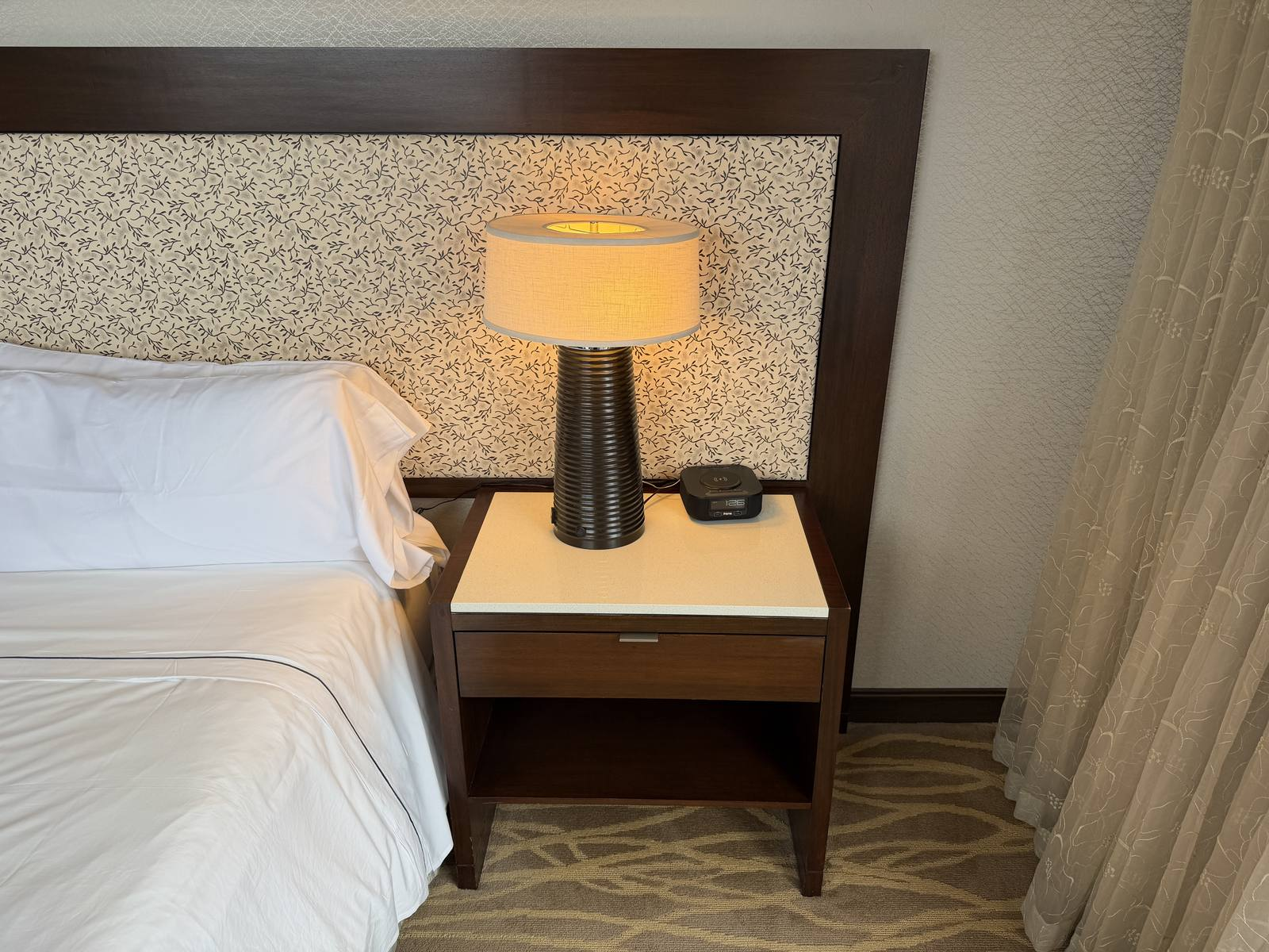 intercontinental-new-york-times-square-king-premium-corner-nightstand-lamp-clock