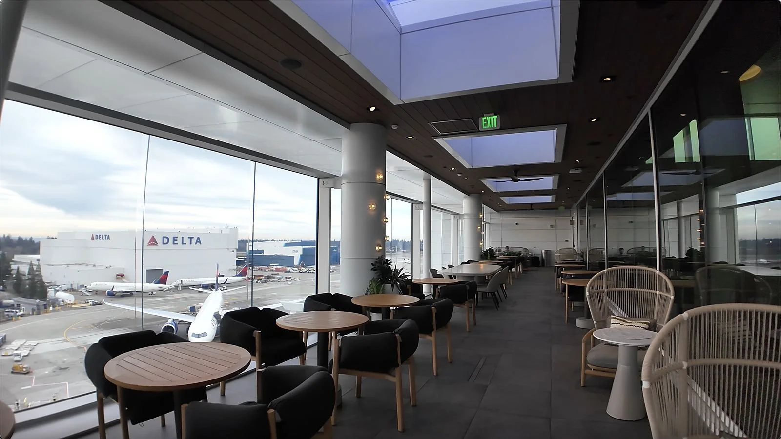 delta-one-lounge-sea-terrace-tarmac-hangar-view.jpg