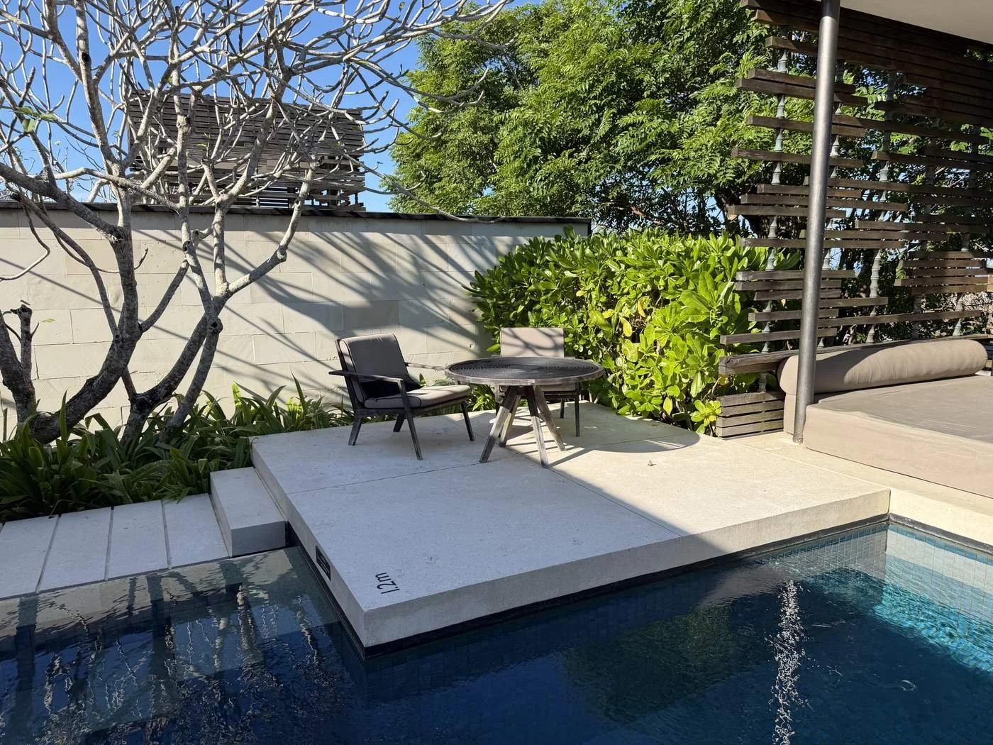 alila-villas-uluwatu-villa-pool-deck-sun-loungers-detail