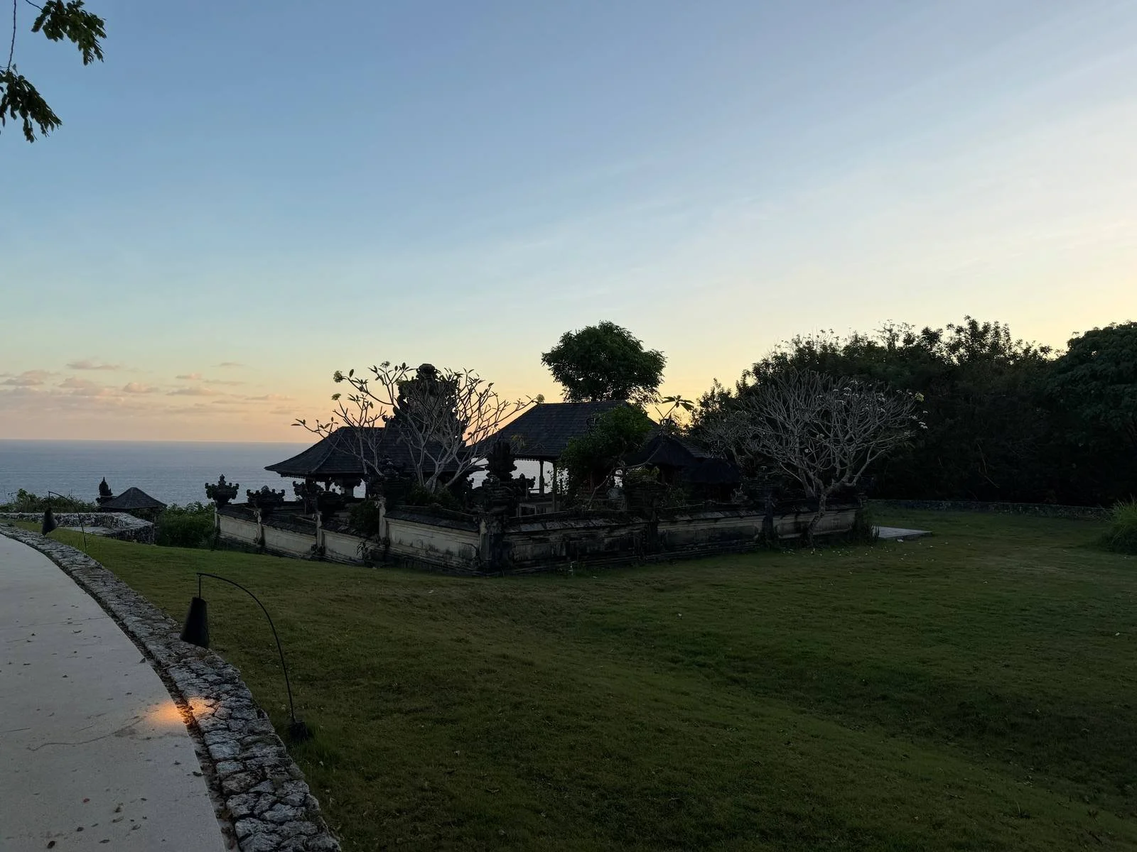 alila-villas-uluwatu-balinese-temple-sunset-ocean-view.jpg