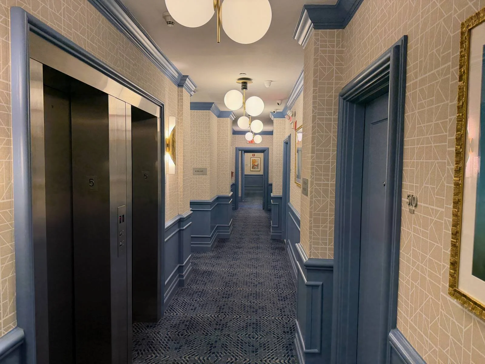 hotel-belleclaire-new-york-guest-room-hallway-elevator-lobby