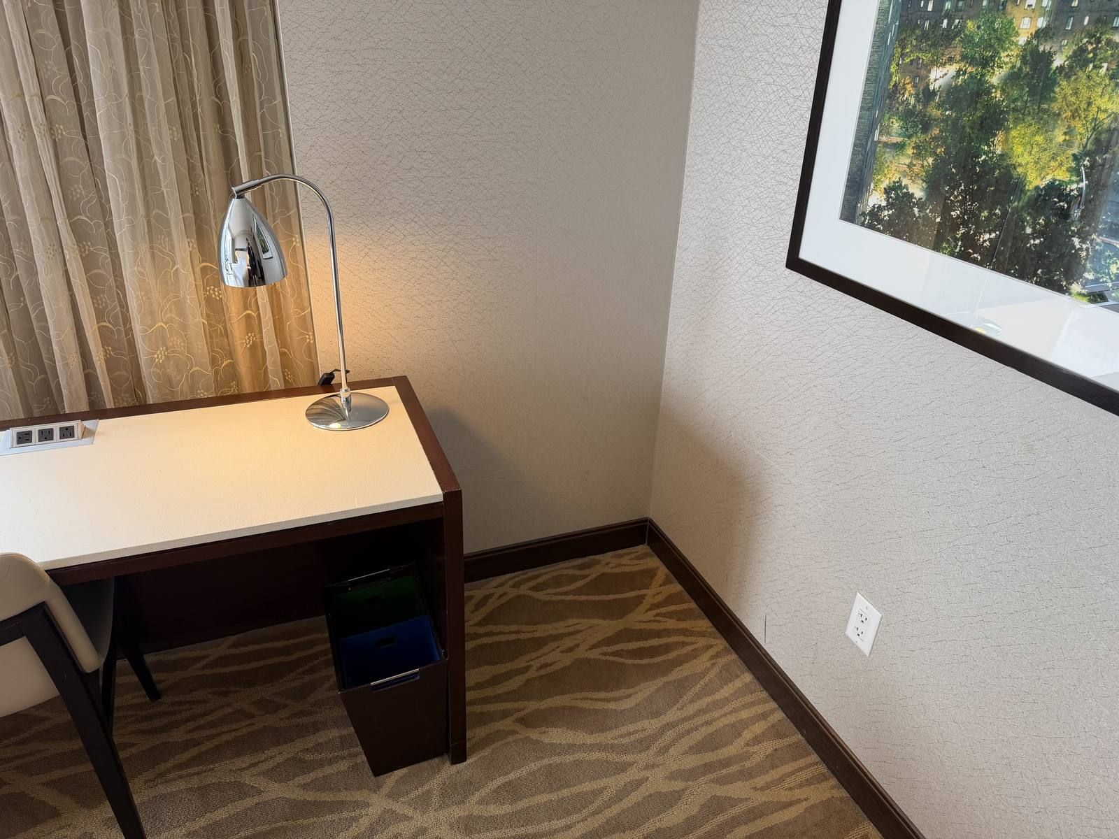 intercontinental-new-york-times-square-king-premium-corner-desk-corner-wall-art
