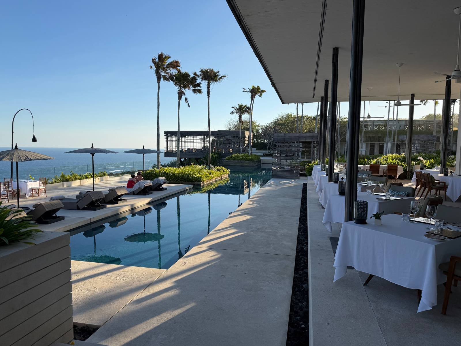 alila-villas-uluwatu-restaurant-pool-terrace-ocean-view