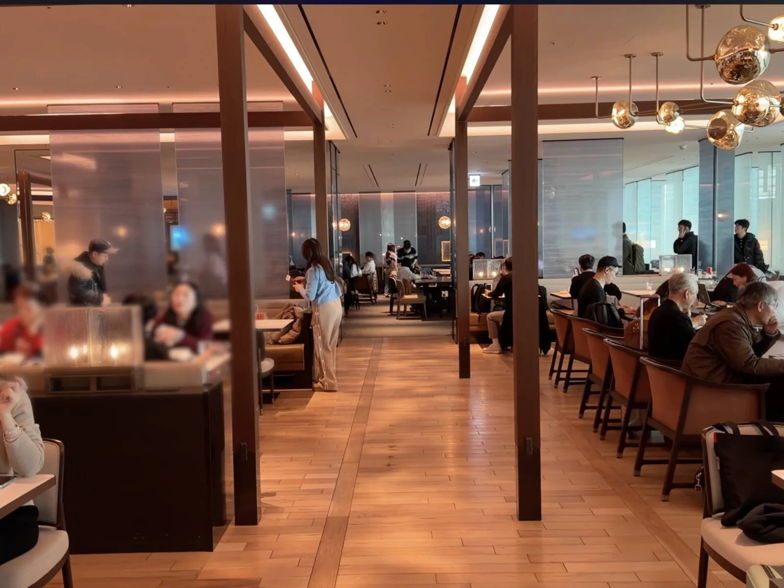korean-air-prestige-lounge-east-right-dining-hall-seating