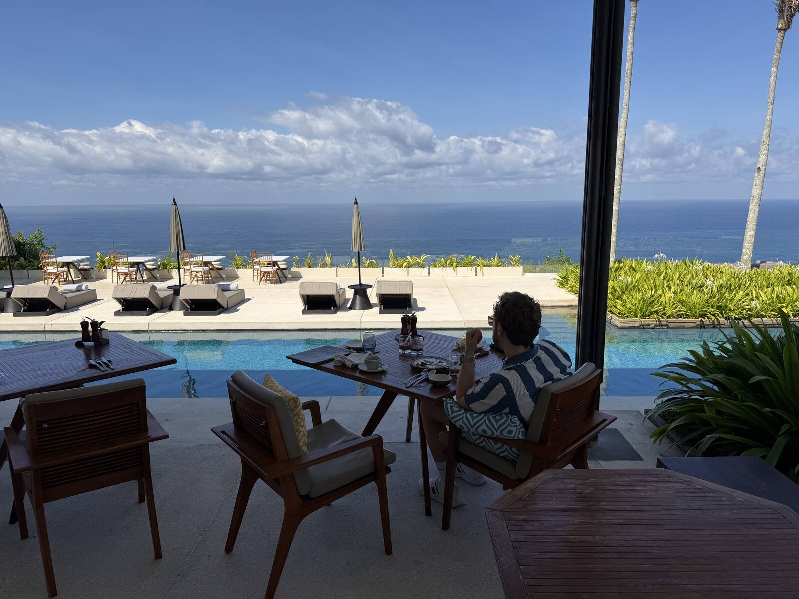 alila-villas-uluwatu-breakfast-poolside-ocean-view-dining.