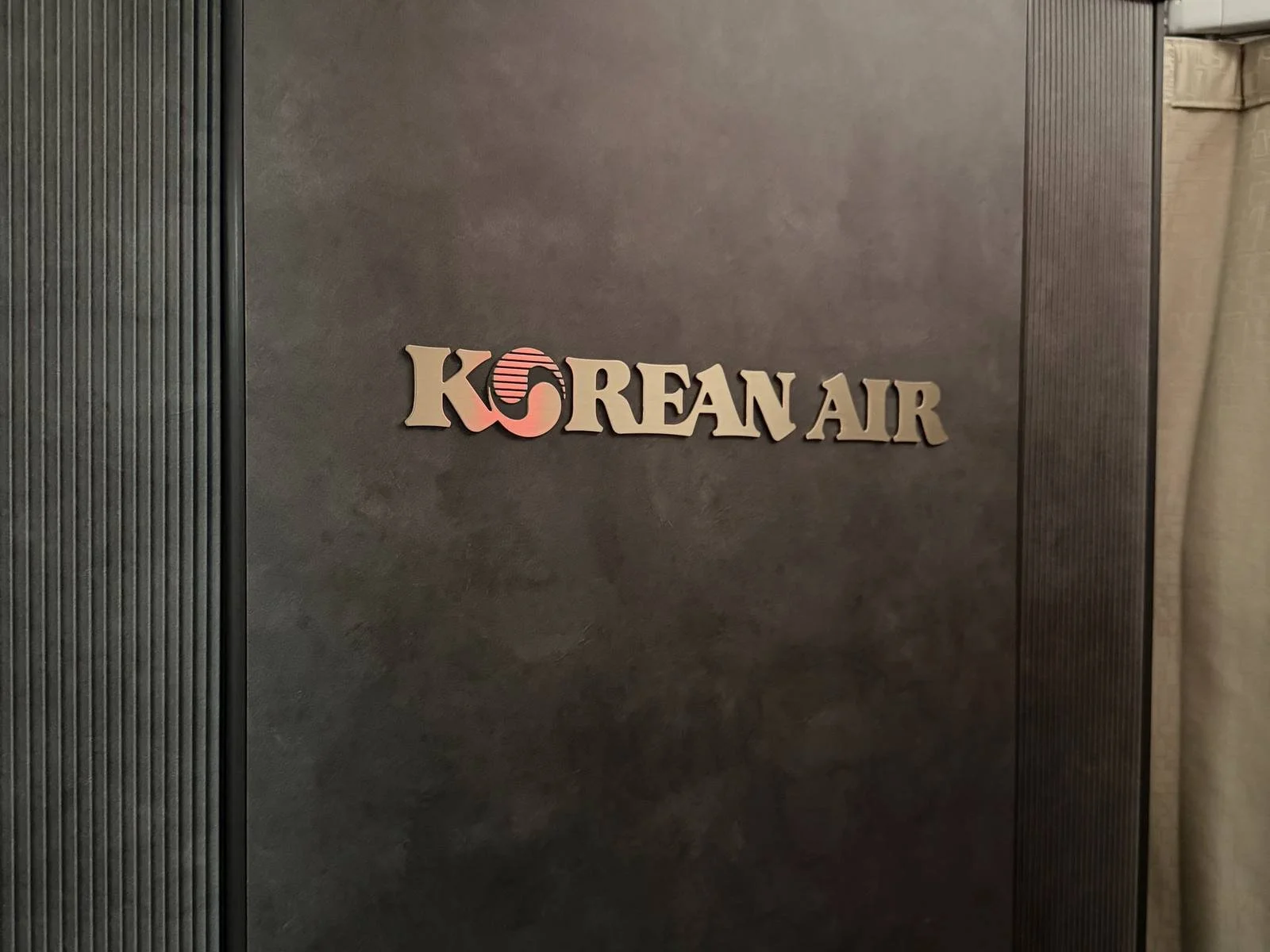 korean-air-787-10-prestige-class-cabin-logo.jpg