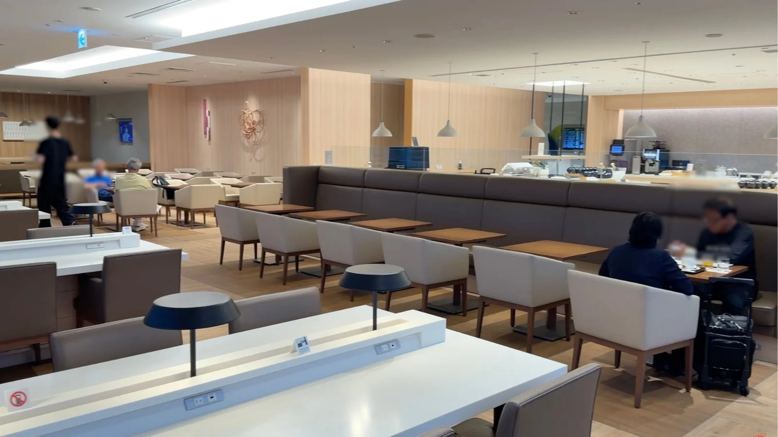 japan-airlines-sakura-lounge-sky-view-lounge-seating-area