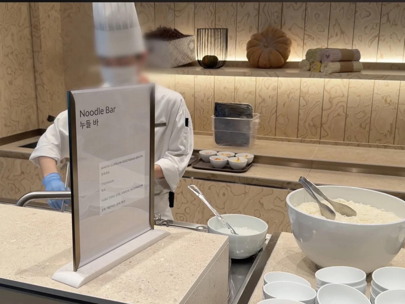 korean-air-prestige-lounge-east-right-noodle-bar-sign.