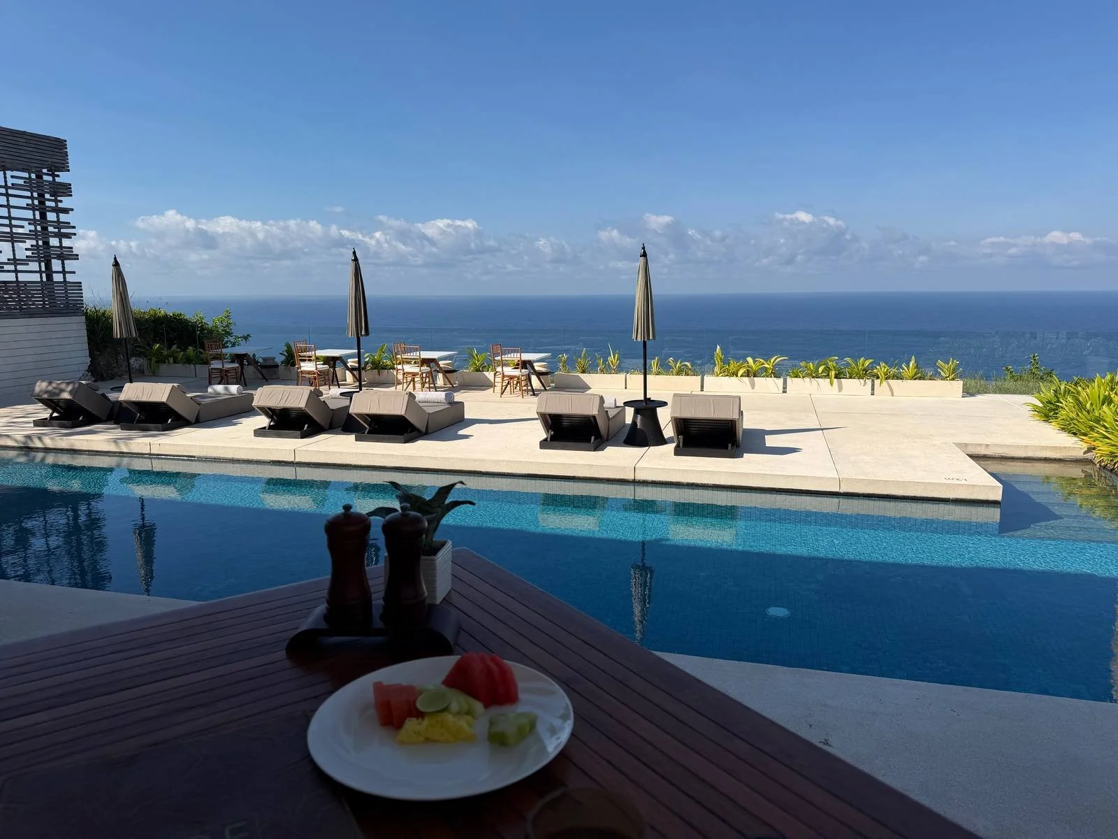 alila-villas-uluwatu-breakfast-pool-terrace-fruit-plate