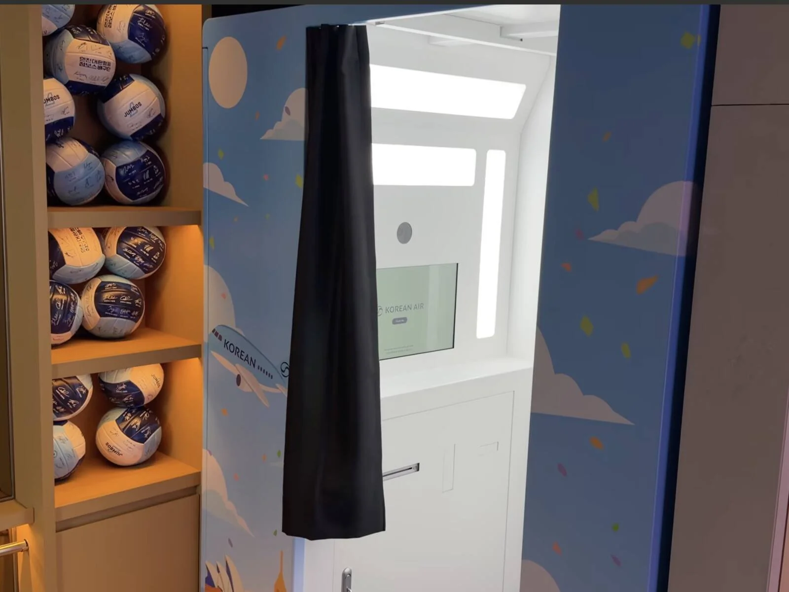 korean-air-prestige-east-left-lounge-photo-booth