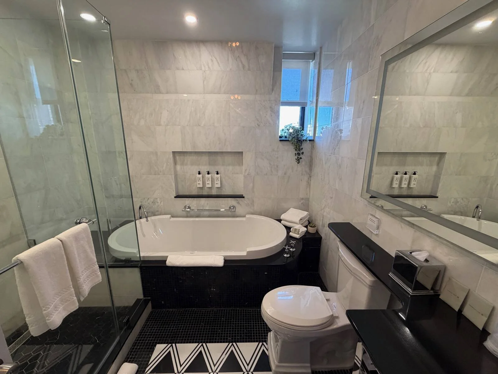 hotel-belleclaire-new-york-hudson-loft-bathroom-tub-a