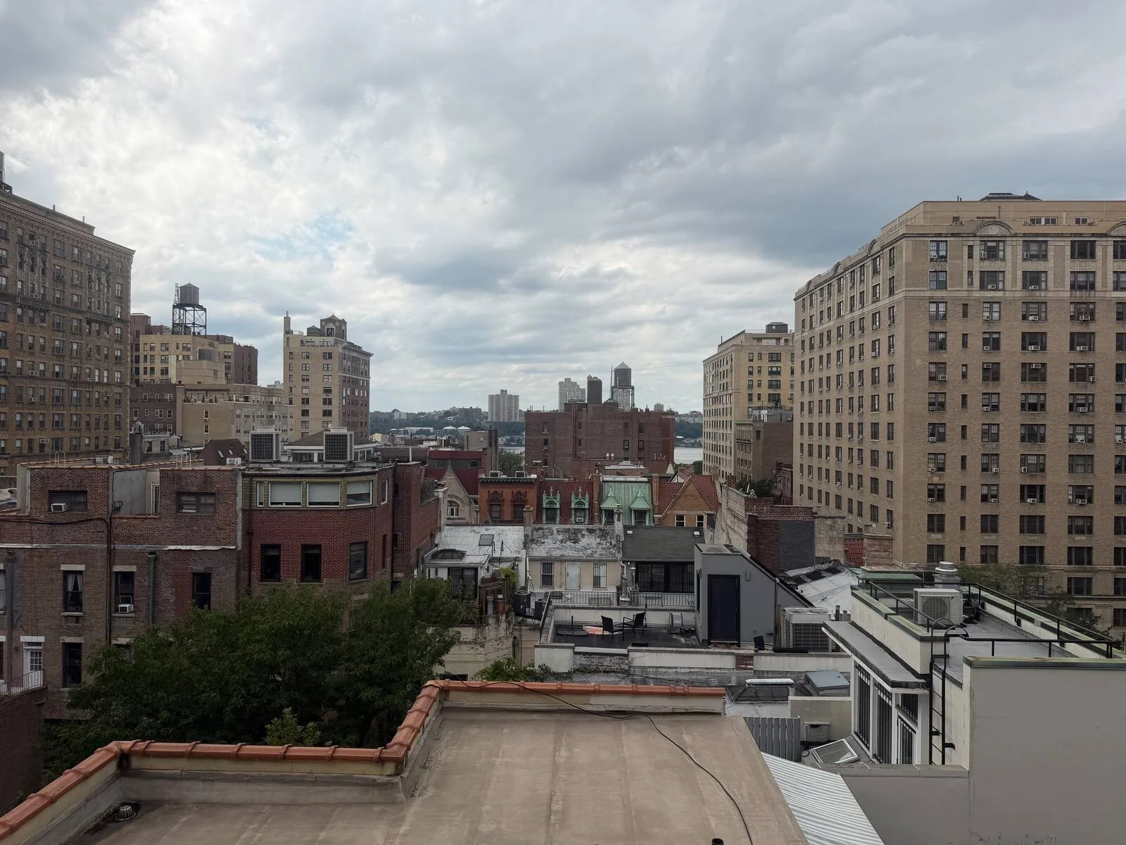hotel-belleclaire-new-york-deluxe-one-king-bedroom-skyline-window-view-c