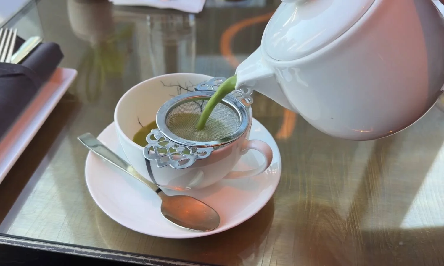 mandarin-oriental-new-york-afternoon-tea-pour.jpg