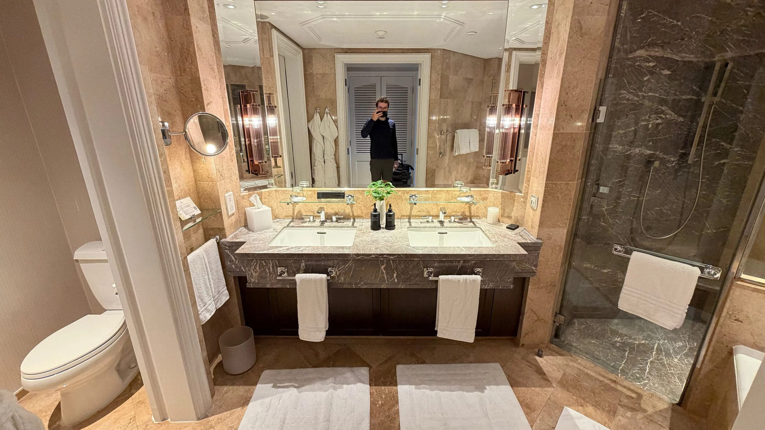 Four Seasons Singapore bathroom
