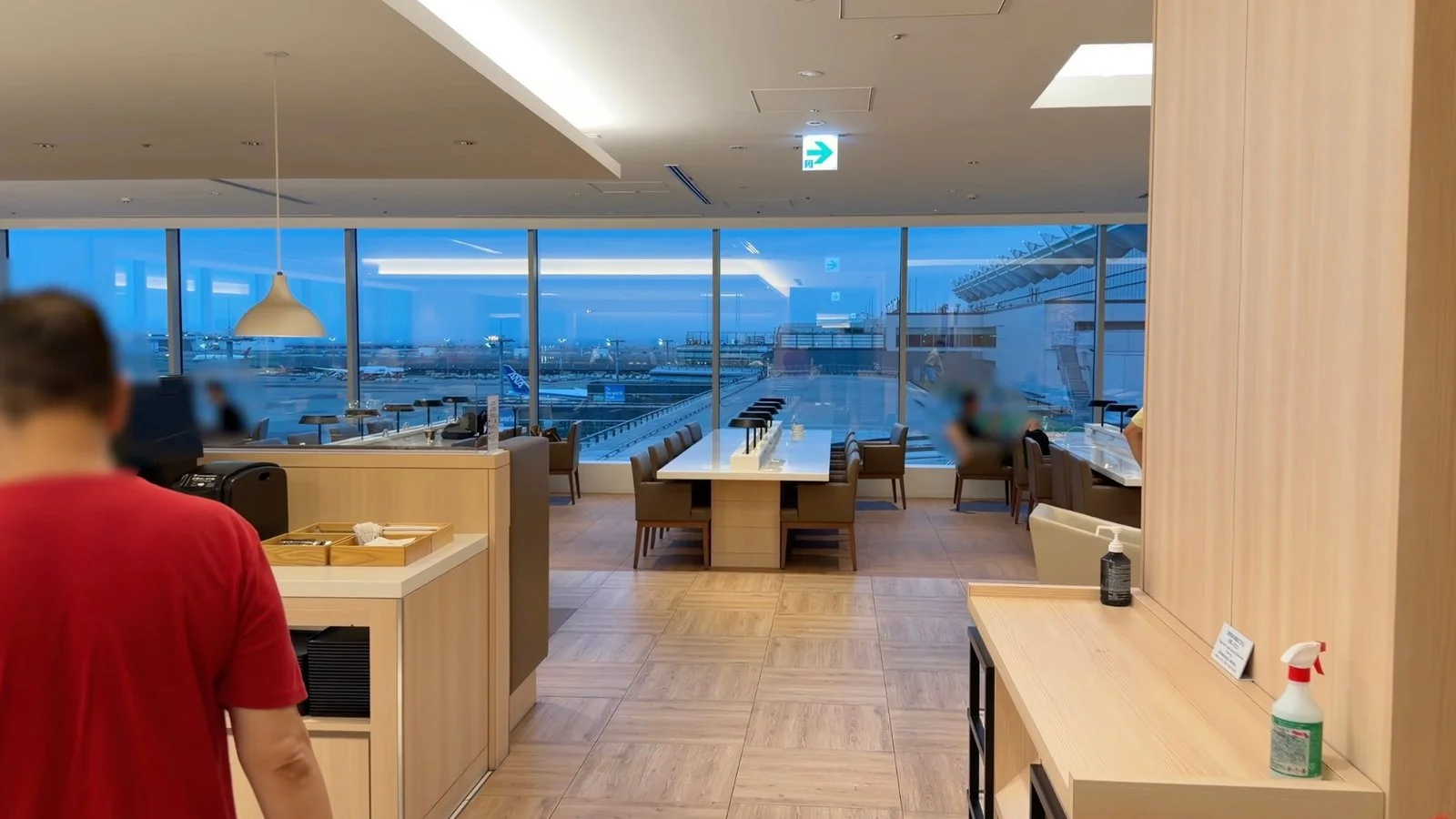 japan-airlines-sakura-lounge-sky-view-dining-area-overview