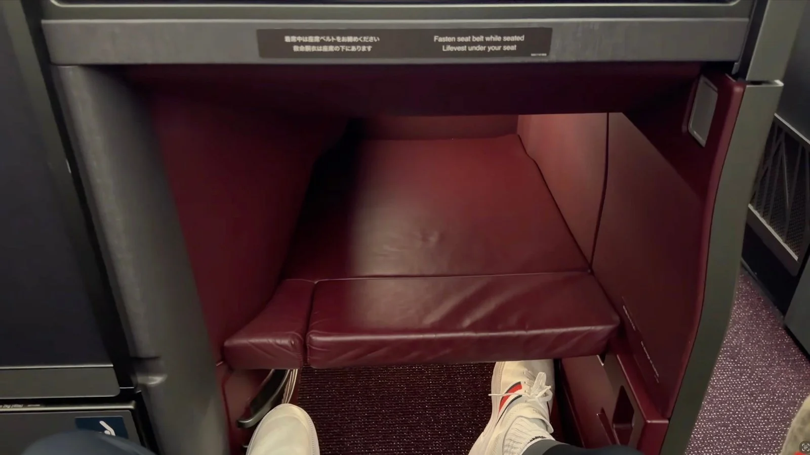 japan-airlines-a350-1000-business-class-seat-footwell-ottoman