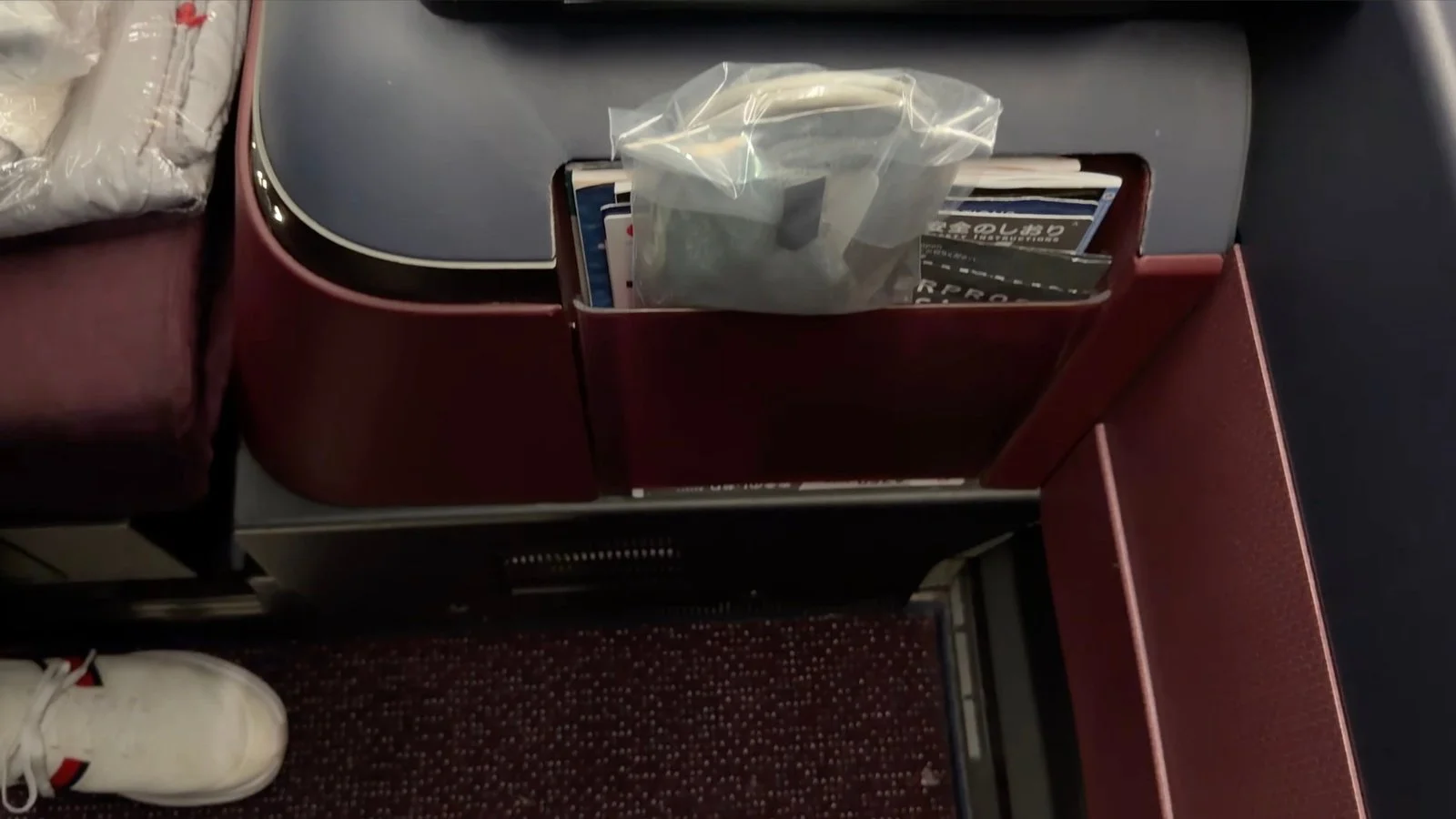 japan-airlines-a350-1000-business-class-seat-pocket-safety-card