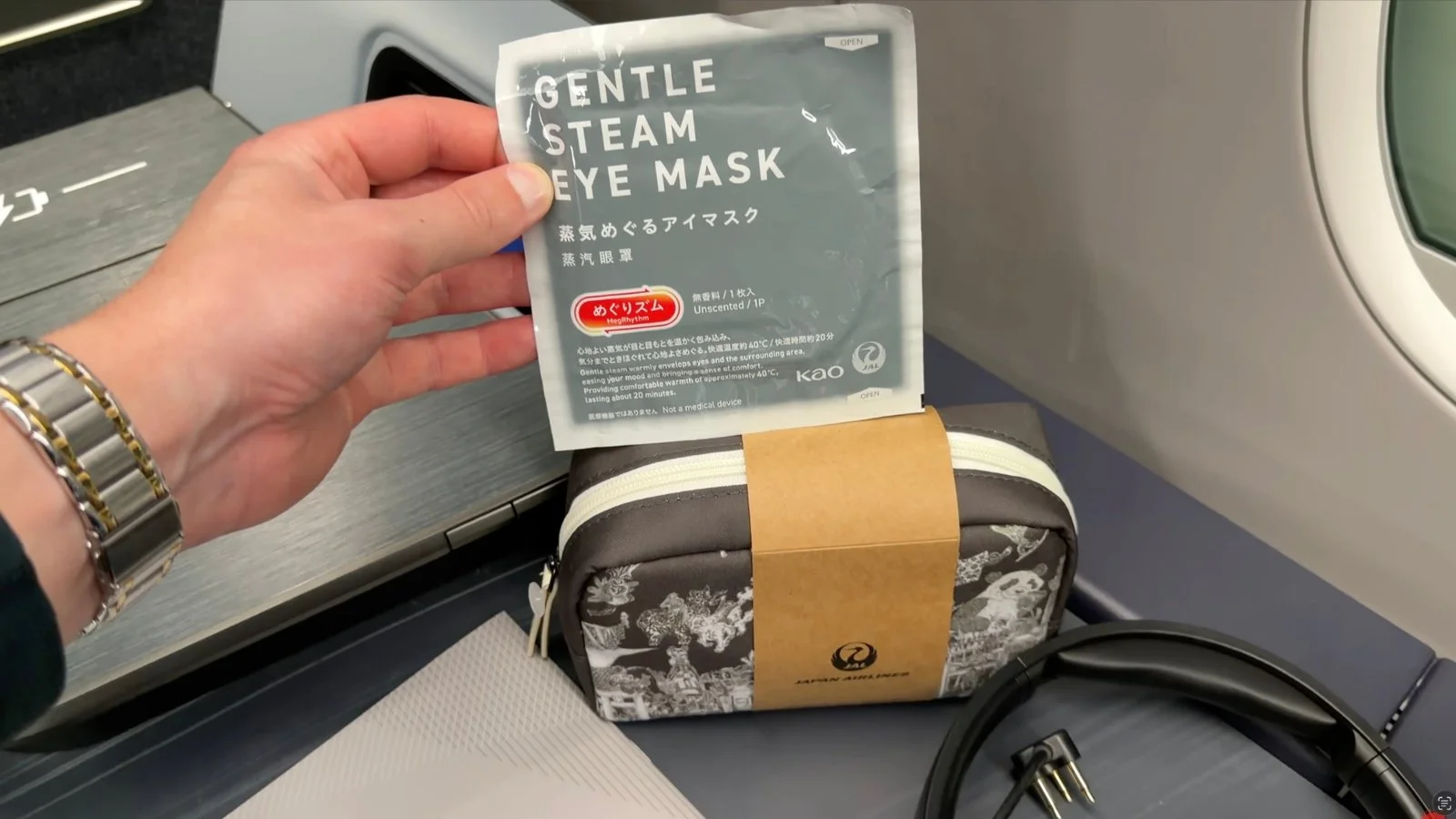 japan-airlines-a350-1000-business-class-amenity-kit-eye-mask-and-puch